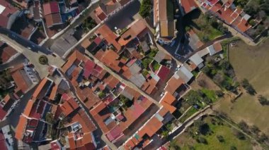 Kahverengimsi kiremitli çatıları olan Elvas şehir manzarası güneşli bir günde, Portekiz yazında beyaz binalar. Üst görünüm.