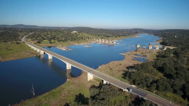 Vue aérienne de la frontière Guadiana Entre Elvas Portugal Et Olivenza Espagne et le pont historique Ajuda. Détruit abandonné Ajuda pont drone vue aérienne — Video