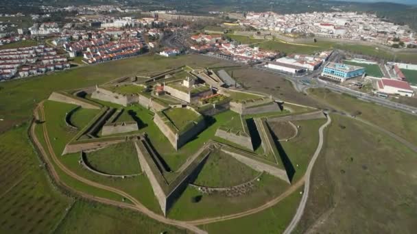 Pemandangan drone udara Fort Nossa Senhora da Graca di Elvas di atas Monte da Graca Portugal. Warisan dunia UNESCO di Alentejo — Stok Video