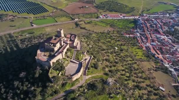 Aérea. Antiguo castillo histórico español Miraflores, en la ciudad de Alconchel, Badajoz. En verano. — Vídeo de stock