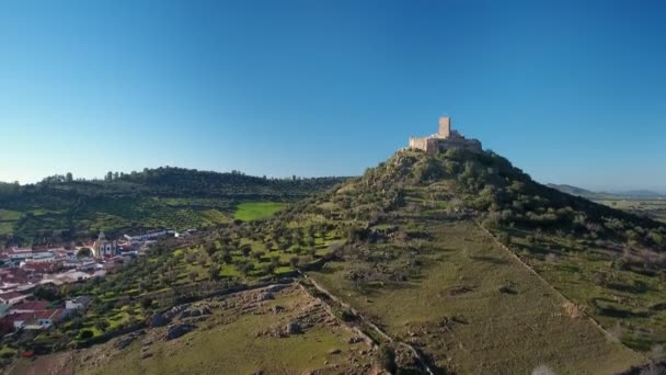 Flygplan. Gamla spanska historiska slottet Miraflores, i staden Alconchel, Badajoz. På sommaren. — Stockvideo