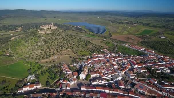 Flygplan. Gamla spanska historiska slottet Miraflores, i staden Alconchel, Badajoz. Solpaneler i bakgrunden. — Stockvideo
