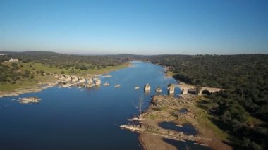 Elvas Portekiz ile Olivenza İspanya ve tarihi Ajuda Köprüsü arasındaki Guadiana sınır nehrinin havadan görünüşü. Terk edilmiş Ajuda Köprüsü insansız hava aracı görüntüsü yok edildi