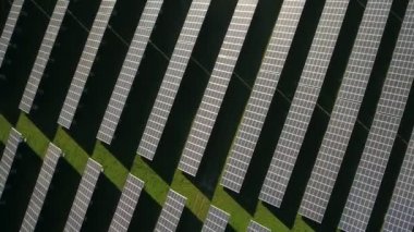 Yenilenebilir elektrik üretmek için güneş pilleri olan güneş enerjisi çiftliğinin havadan görünüşü. İspanya 'da enerji tasarrufu ve alternatif güç kaynakları kavramı, kapatın