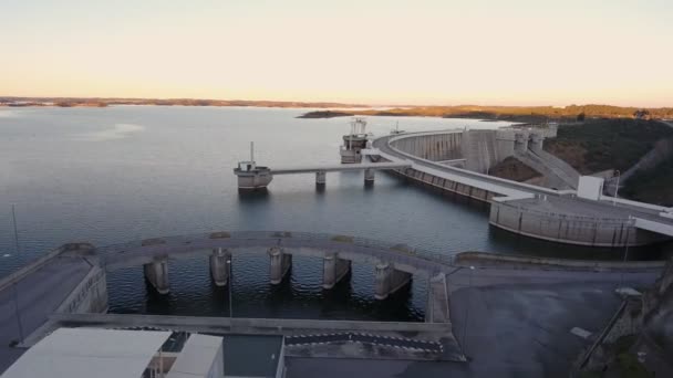 Португальська гідроелектростанція на дамбі озера Алькева. Під час заходу сонця, ремонту — стокове відео