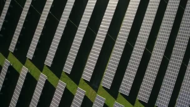 Αεροφωτογραφία του ηλιακού αγροκτήματος με ηλιακά κύτταρα για την παραγωγή ανανεώσιμης ηλεκτρικής ενέργειας. Έννοια της εξοικονόμησης ενέργειας και εναλλακτικές πηγές ενέργειας στην Ισπανία, κλείστε — Αρχείο Βίντεο