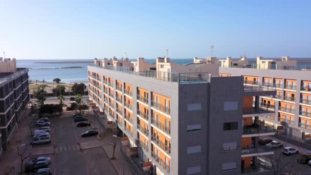Widok z lotu ptaka na obszar miejski Portugalii na południu domów z nowoczesną infrastrukturą basenów z widokiem na morze. Południowa Portugalia Olhao. — Wideo stockowe