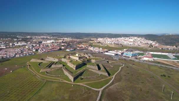 Widok z lotu ptaka na Fort Nossa Senhora da Graca w Elvas na szczycie Monte da Graca Portugal. Światowe dziedzictwo UNESCO w Alentejo — Wideo stockowe