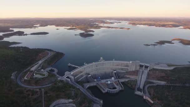 Central hidroeléctrica portuguesa na barragem da vista aérea do rio Alqueva Lake. Durante o pôr do sol — Vídeo de Stock