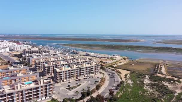 Veduta aerea dell'area urbana di case portuali con moderne piscine infrastrutturali affacciate sul mare. Portoghesi città meridionale di Olhao Ria Formosa — Video Stock