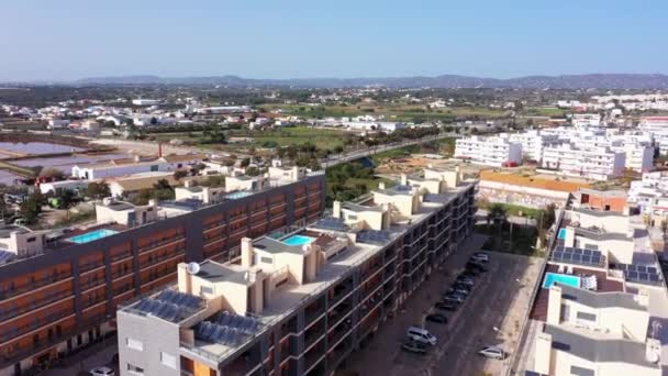 Vista aérea de la zona urbana de portugal en el sur de casas con modernas piscinas de infraestructura con vistas al mar. Ciudad del sur de Portugal Olhao. — Vídeos de Stock