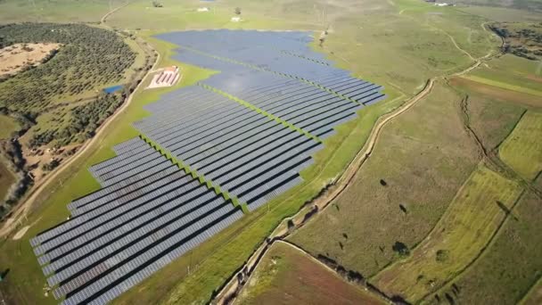 Vista aérea de la granja solar con células de luz solar para producir electricidad renovable. Concepto de ahorro energético y fuentes alternativas de energía en España y Europa — Vídeo de stock