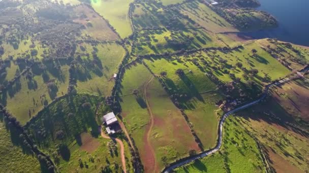 Aerial kilátás portugál spanyol természeti táj hegyek és mezők víztartály. — Stock videók
