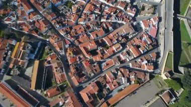 Kahverengimsi kiremitli çatıları olan Elvas şehir manzarası güneşli bir günde, Portekiz yazında beyaz binalar. Üst görünüm.