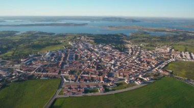 Havadan. Evora 'nın Mourao ilçesinden ve köyünden manzara. Portekiz. Alentejo 'da kulesi olan bir kale girişi.