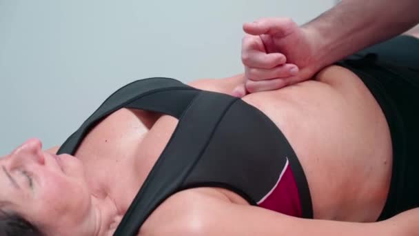 Mužský chiropraktik osteopat, masíruje a manipuluje vnitřními orgány břicha vnitřnosti. Fyzioterapie a léčba stagnace střev a žaludku. — Stock video