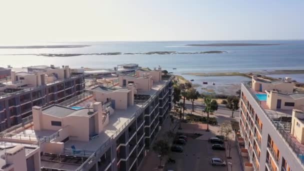 Vista aérea de la zona urbana de portugal en el sur de casas con modernas piscinas de infraestructura con vistas al mar. Ciudad del sur de Portugal Olhao. — Vídeos de Stock