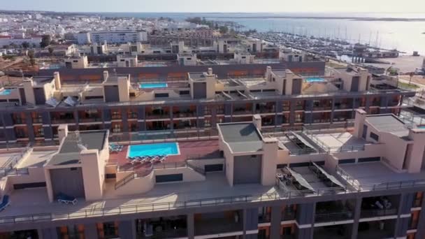 Flygfoto över det urbana området portugal i södra delen av hus med modern infrastruktur pooler med utsikt över havet. Södra Portugal Olhao. — Stockvideo