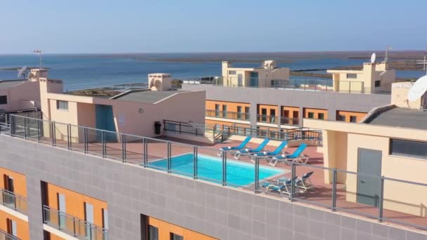 Vista aérea de la zona urbana de portugal en el sur de casas con modernas piscinas de infraestructura con vistas al mar. Ciudad del sur de Portugal Olhao. — Vídeos de Stock