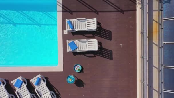Lyxig pool på taket av huset med solstolar och handdukar för turister att koppla av med klarblått vatten. Infrastrukturens lyxkoncept för framtiden. — Stockvideo
