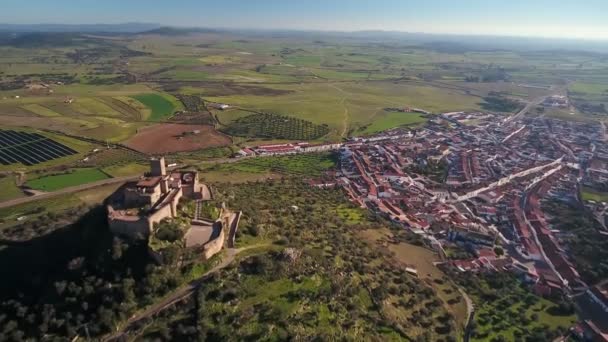 Flygplan. Gamla spanska historiska slottet Miraflores, i staden Alconchel, Badajoz. På sommaren. — Stockvideo