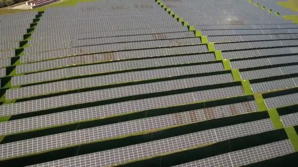 Letecký pohled na solární farmu se slunečními články pro výrobu obnovitelné elektřiny. Koncepce úspor energie a alternativních zdrojů energie ve Španělsku, close up — Stock video