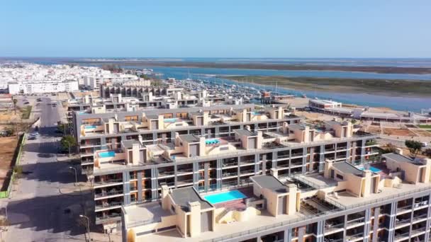Αεροφωτογραφία της αστικής περιοχής των πορτογαλικών κατοικιών με σύγχρονες υποδομές πισίνες με θέα στη θάλασσα. Πορτογαλία νότια πόλη Olhao Ria Formosa — Αρχείο Βίντεο