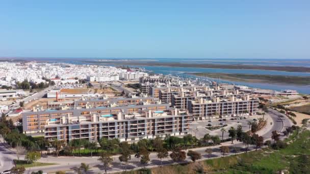 Αεροφωτογραφία της αστικής περιοχής των πορτογαλικών κατοικιών με σύγχρονες υποδομές πισίνες με θέα στη θάλασσα. Πορτογαλία νότια πόλη Olhao Ria Formosa — Αρχείο Βίντεο