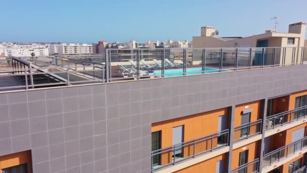 海を見下ろす近代的なインフラスイミングプール付きの家の南にポルトガルの都市エリアの空中ビュー。ポルトガル南部の都市オレオ. — ストック動画