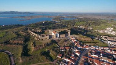 Havadan. Evora 'nın Mourao ilçesinden ve köyünden manzara. Portekiz. Alentejo 'da kulesi olan bir kale girişi.