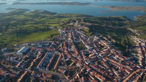 Luchtfoto. Uitzicht vanaf boven dorp en kasteel Mourao wijk Evora. Portugal. Kasteel gevelingang met toren in Alentejo — Stockvideo