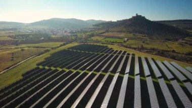 Yenilenebilir elektrik üretmek için güneş pilleri olan güneş enerjisi çiftliğinin havadan görünüşü. İspanya ve Avrupa 'da enerji tasarrufu ve alternatif enerji kaynakları kavramı
