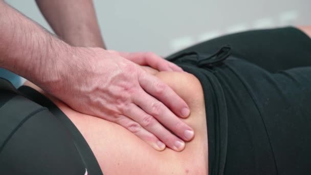 Quiropráctico masculino osteópata, masajea y manipula los órganos internos del abdomen de la parte visceral. Fisioterapia y tratamiento del estancamiento de los intestinos y el estómago. — Vídeo de stock
