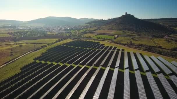 Вид згори на сонячну ферму з сонячними батареями для виробництва відновлюваної електроенергії. Концепція заощадження енергії та альтернативних джерел енергії в Іспанії та Європі — стокове відео