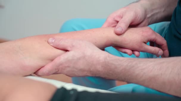 Osteopatisk ortoped gör massage terapi för att återställa armen på handen efter en skada. Fysioterapi av en kvinnlig hand. Närbild. — Stockvideo