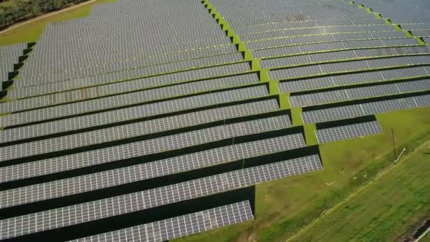 Vista aérea de la granja solar con células de luz solar para producir electricidad renovable. Concepto de ahorro energético y fuentes alternativas de energía en España y Europa — Vídeo de stock