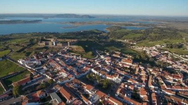 Havadan. Evora 'nın Mourao ilçesinden ve köyünden manzara. Portekiz. Alentejo 'da kulesi olan bir kale girişi.