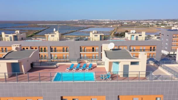 Letecký výhled na městskou část Portugalska na jihu domů s moderními infrastrukturními bazény s výhledem na moře. Jižní město Portugalsko Olhao. — Stock video