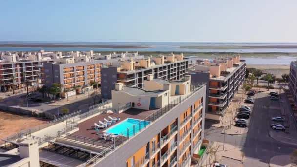 Letecký výhled na městskou část Portugalska na jihu domů s moderními infrastrukturními bazény s výhledem na moře. Jižní město Portugalsko Olhao. — Stock video