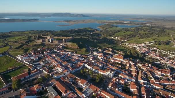 Aérea. Vista desde arriba pueblo y castillo Mourao distrito Evora. Portugal. Entrada de fachada de castillo con torre en Alentejo — Vídeos de Stock