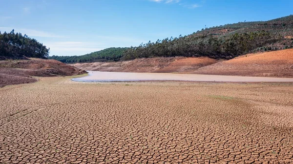 Landskap med lavt vann og tørt land på forhånd, alvorlig tørke i Portugals reservoar. Økologisk katastrofe, jorddehydrering. ørken, tørke, – stockfoto