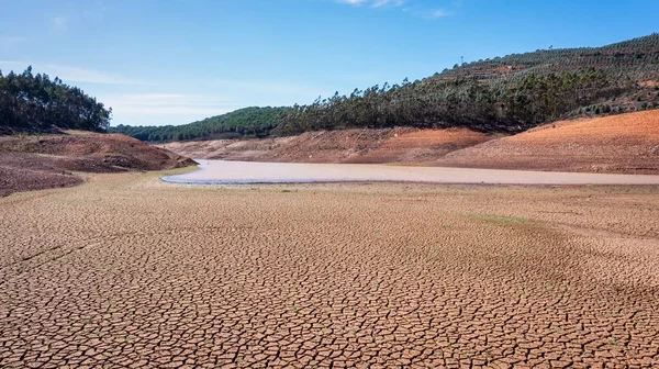 低水と乾燥した土地の風景を事前に、ポルトガルの貯水池で深刻な干ばつ。生態系の災害、土壌脱水。砂漠や干ばつ, — ストック写真