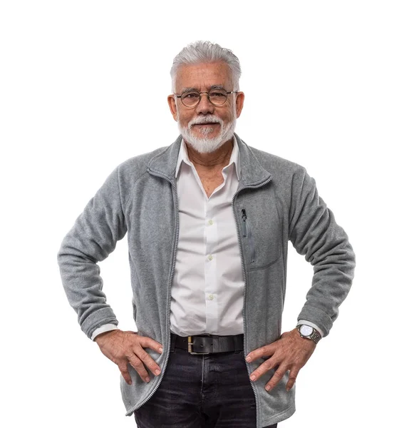 Un anciano caucásico elegante hombre con una chaqueta gris posa en el estudio sobre un fondo blanco. Concepto de envejecimiento de tendencia. — Foto de Stock