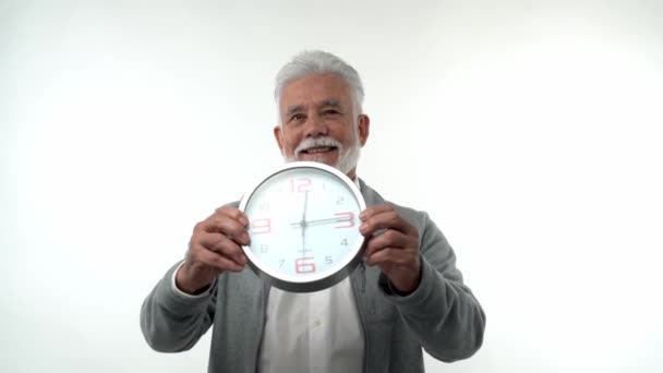 Портрет літнього кавказького стилю чоловіка вказує на час концепції годинника гроші. У студії на білому тлі. Концепція трендового старіння . — стокове відео