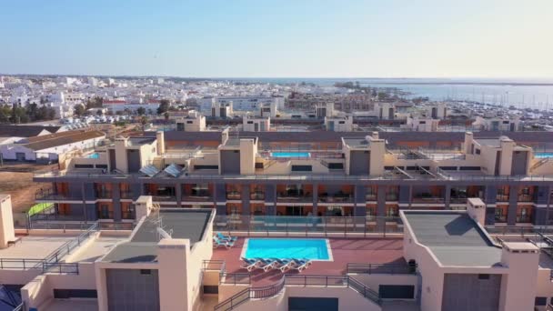 Vista aérea de la zona urbana de portugal en el sur de casas con modernas piscinas de infraestructura con vistas al mar. Ciudad del sur de Portugal Olhao. — Vídeos de Stock