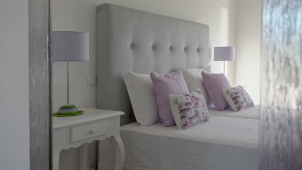 Primer plano en un dormitorio moderno dormitorio con almohadas y decoraciones de moda. Hotel para turistas. — Vídeo de stock