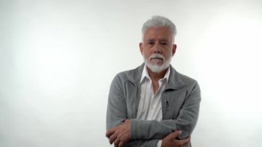 Beyaz bir arka planda stüdyoda depresif bir halde poz veren yaşlı, beyaz bir beyaz adamın portresi. Yaşlanma eğilimi kavramı.