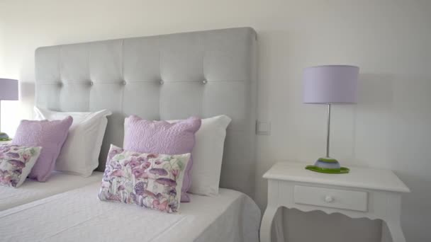 Primer plano en un dormitorio moderno dormitorio con almohadas y decoraciones de moda. Hotel para turistas. — Vídeo de stock