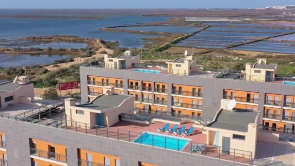 Vista aérea de la zona urbana de portugal en el sur de casas con modernas piscinas de infraestructura con vistas al mar. Ciudad del sur de Portugal Olhao. — Vídeos de Stock