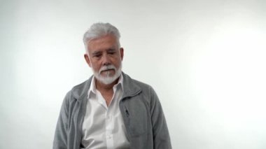 Gri sakallı şık, duygusal yaşlı adam yeni satın alınan arabanın anahtarlarını gösteriyor. İzole edilmiş beyaz bir arkaplanda. Emeklinin trend karakteri.